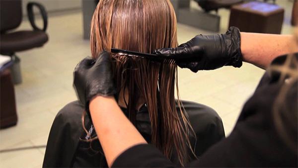 расчёсывание во время химического выпрямления волос