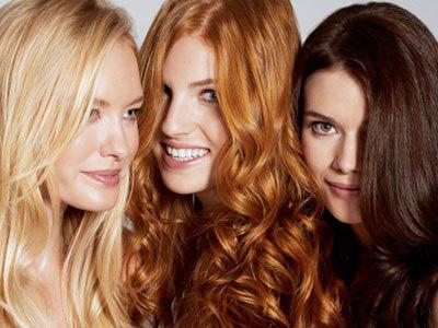 три девушки с тёплым цветотипом волос