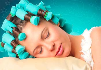 девушка спит в накрученных на волосы поролоновых бигуди