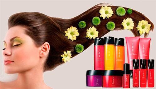 девушка с цветами на фоне набора «Счастье для волос»