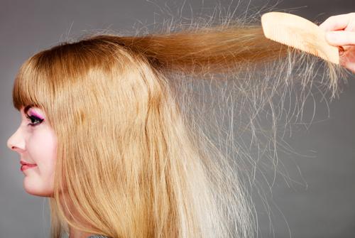 при расчёсывании у девушки электризуются волосы