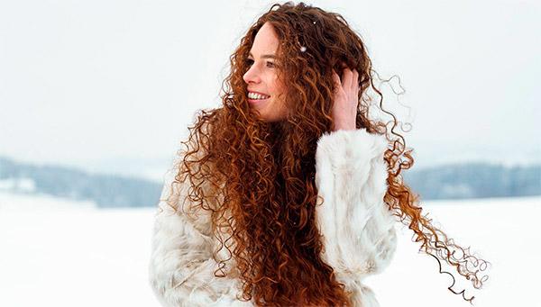 девушка с красивыми волосами на фоне зимнего пейзажа
