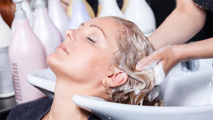 мытьё головы шампунем для окрашенных волос