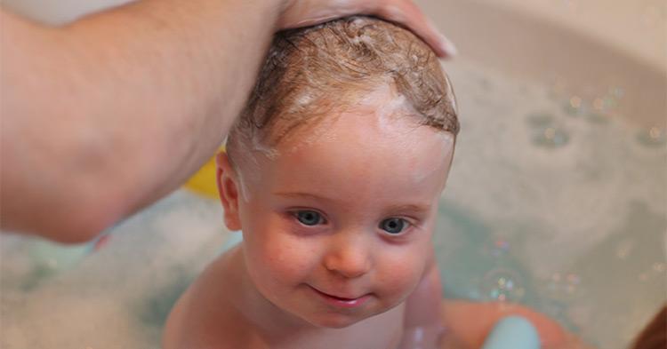 как мыть детские волосы